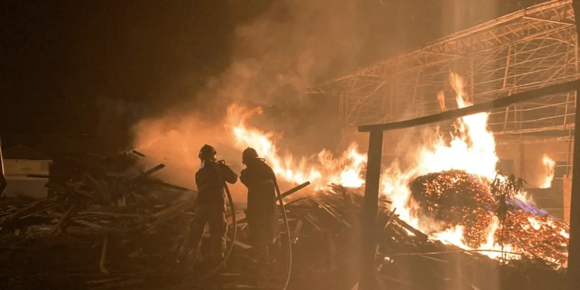 Após 14 horas, incêndio em galpão é combatido , em Sena Madureira 1 Após 14 horas, incêndio em galpão é combatido , em Sena Madureira