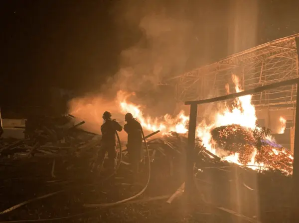 Após 14 horas, incêndio em galpão é combatido , em Sena Madureira 2 Incêndio; Sena Madureira; Polo Moveleiro