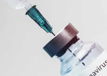 CRM-AC vai investigar médica que teria tomado três doses da vacina contra Covid-19