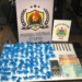 105 trouxinhas de cocaína e seis tabletes de maconha estavam dentro de uma sacola escondida numa bananeira. (Foto: PM)