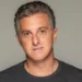 Luciano Huck vira piada ao copiar Faustão e pôr fogo no Domingão: 'Assando aqui'