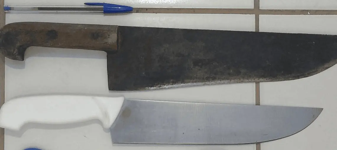 Mãe e filho usam facas para ameaçar policias, em operação de tráfico de drogas 1 Dupla utilizou facões para ameaçar policiais que cercaram a casa. (Foto: Polícia Civil)