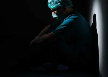 covid-19, médico, triste