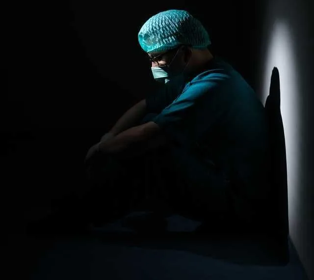 covid-19, médico, triste