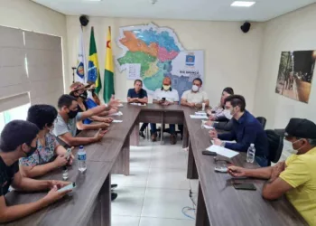 Sem acordo com prefeitura, servidores da educação fazem paralisação de advertência