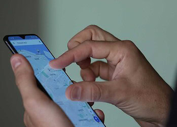 Smartphone, celular,  em uso.