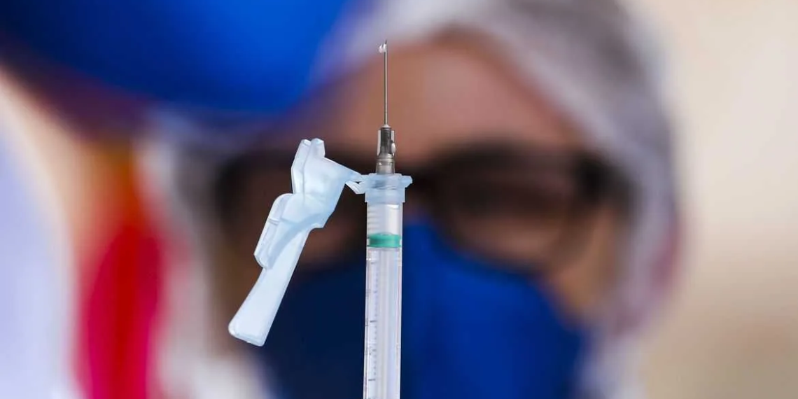 O Distrito Federal começou a vacinar pessoas com 49 anos a partir de hoje. A vacinação contra a Covid-19 começou no dia 19 de janeiro e o DF já  recebeu 1.455.070 doses de imunizantes.