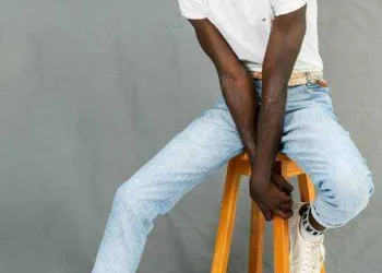 Sucesso no SPFW, modelo angolano não gostava de fotos: "baixava a cabeça ou olhava para o lado porque não achava meus traços bonitos"