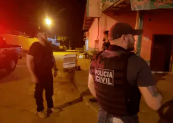 Dupla era responsável por cobrar e receber "mensalidade" dos comerciantes para a facção. (Foto: Polícia Civil)