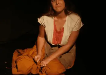 Monólogo 'O Casamento de Tonha' tem apresentações de 14 a 17 de julho na Usina de Arte 6 Idealizado e protagonizado pela atriz Catarina Cândida, 'Tonha' retrata a vida do seringueiro, que sai de sua terra natal no Nordeste brasileiro, em direção a tão sonhada e misteriosa Amazônia (Foto: Divulgação)