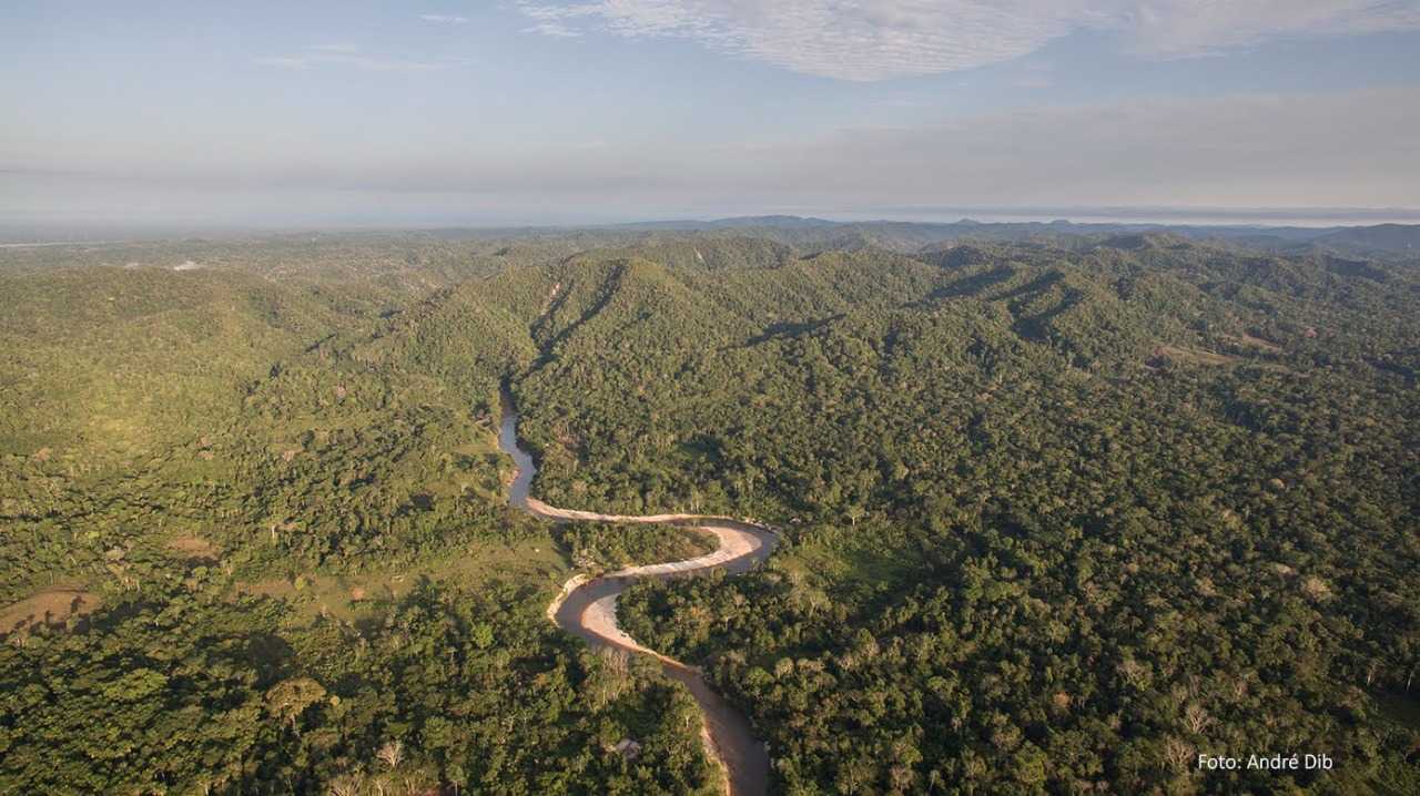 Vista de drone do Rio Moa no Parque Nacional da Serra do Divisor, e conjunto montanhoso na divisa com o Peru (Foto: Andre Dib)