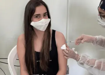 Adolescentes com 12 anos ou mais, já estão sendo imunizados em todo o Acre desde agosto (Foto: A Gazeta do Acre)