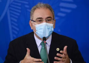 “Terceira dose só depois que avançarmos na segunda”, diz ministro