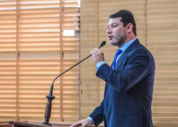 Deputado diz que projeto de Bocalom para baixar passagem de ônibus é “presente de grego”