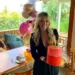 A acreana Sonia Portela recebendo o novo ciclo em evento familiar realizado na chácara da família em Cruzeiro do Sul