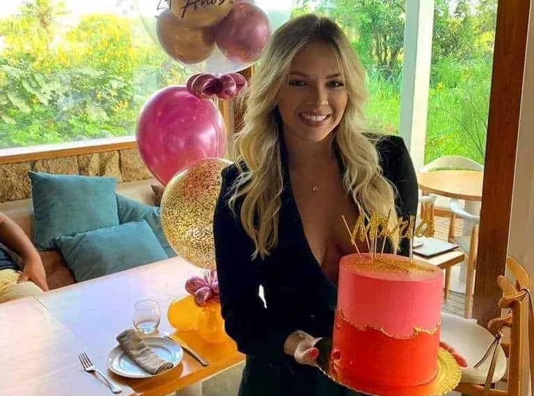 A acreana Sonia Portela recebendo o novo ciclo em evento familiar realizado na chácara da família em Cruzeiro do Sul