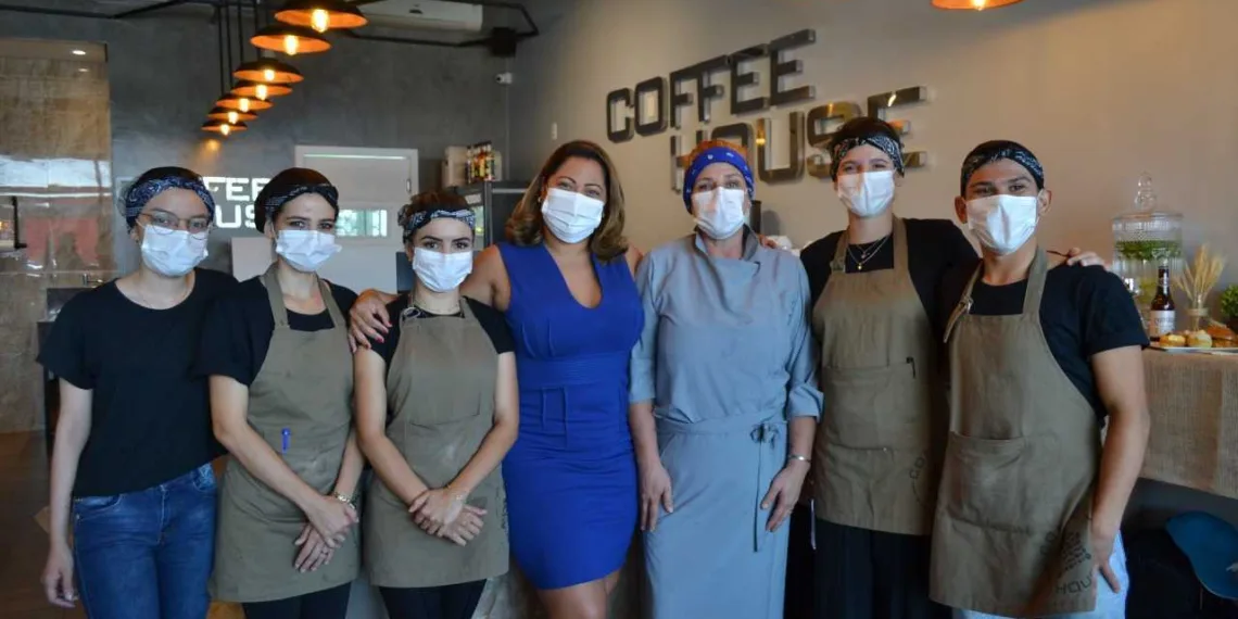 Eveline Alencar e a chef de cozinha Márcia Papayannaros receberam alguns convidados para celebrar os dois anos do Coffee House