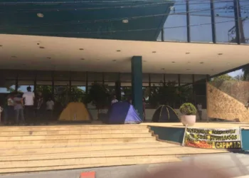 Integrantes do Cadastro de Reserva da PM se dizem 'enganados' pelo governo e acampam em frente à Aleac