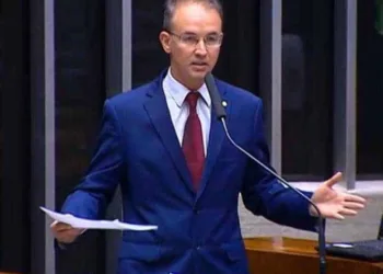Em audiência com o ministro da Educação, Leo de Brito voltou a cobrar a recomposição do orçamento das universidades e institutos federais