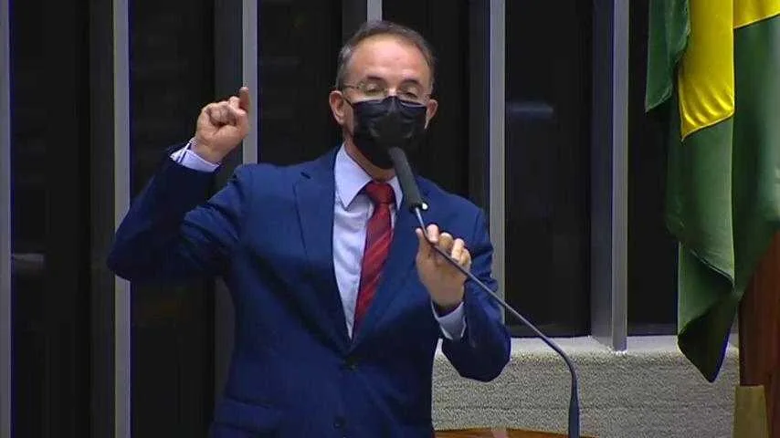 Leo de Brito cobra implementação da lei que garante internet para professores e alunos da rede pública