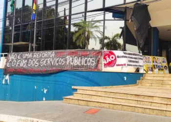 Ato acontece em frente a Aleac (Foto: Ascom/Adufac)