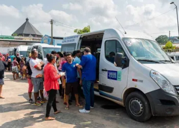 Mais de 300 pessoas receberam o imunizante no primeiro dia de ação móvel, em Cruzeiro do Sul(Foto: Assessoria)