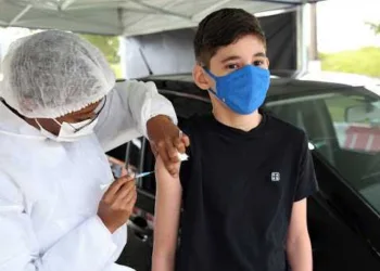 Feriado da Revolução terá vacinação de adolescentes com 15 anos ou mais