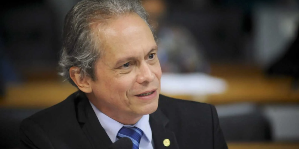 Comissão Mista da Medida Provisória (CMMPV) nº 720 de 2016, que regulamenta repasses da Lei Kandir aos estados, realiza reunião para apreciação de relatório. 

À bancada, deputado Angelim (PT-AC). 

Foto: Pedro França/Agência Senado