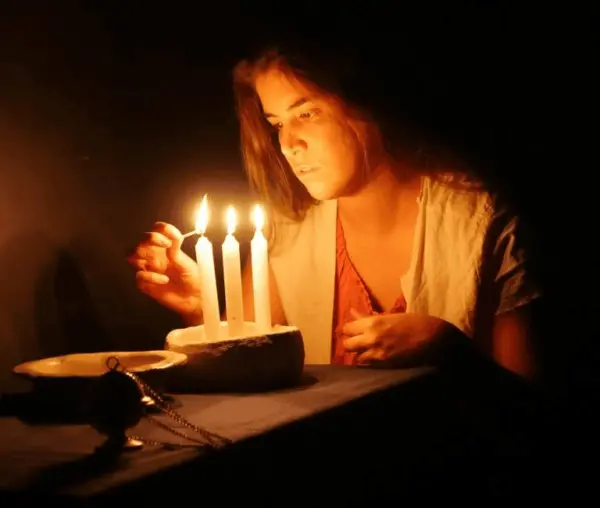 Atriz Catarina Cândida comemora aniversário do monólogo 'Tonha' com novas apresentações no Acre