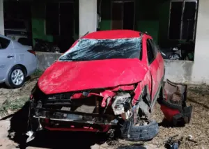 Grupo assalta casa, rouba carro e capota o veículo durante a fuga