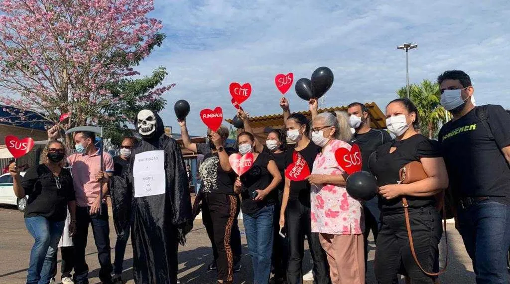 Servidores da Fundhacre protestam contra terceirização do setor de material e esterilização