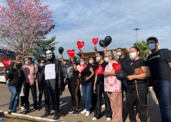 Servidores da Fundhacre protestam contra terceirização do setor de material e esterilização