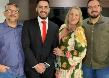 Adriano, Vera e Erick comemorando a formatura de Igor Conde  no curso de direito da Uninorte