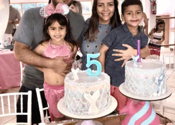 Os papais corujas Leonardo e Aline reuniram amigos e familiares para comemorar os 5 aninhos da filha Betina