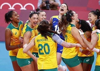 Brasil bate Coreia do Sul e pega EUA na final do vôlei feminino