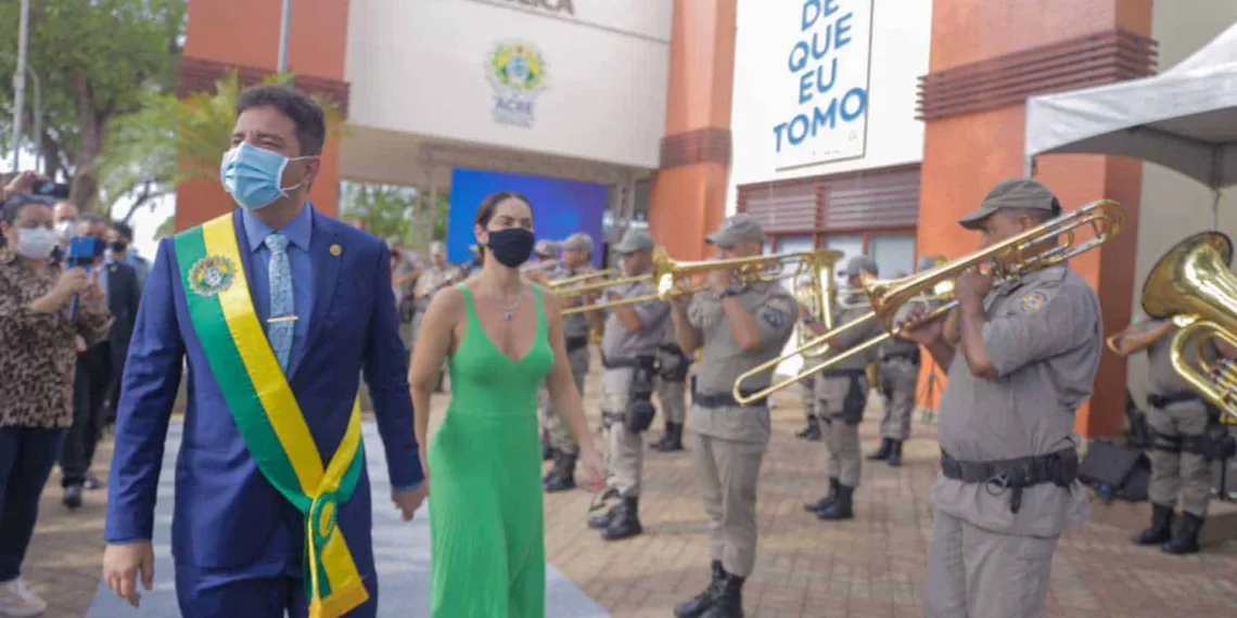 “É preciso que as pessoas entendam que devem tomar a vacina”, diz Gladson Cameli, em solenidade na Biblioteca Pública