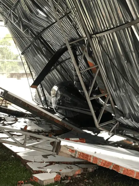 Temporal derruba hangar sobre avião e helicóptero, no aeroporto de Cruzeiro do Sul