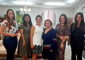 Reunião do grupo de Conexão Feminina para o fortalecimento da condição feminina das mulheres brasileiras advogada