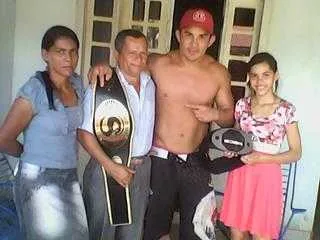 Quando conquistou sua primeira vitória no UFC , Bodão retornou à Xapuri para agradecer pessoalmente o mestre Clemilton, que lhe deu a primeira oportunidade no jiu-jitsu (Foto: Reprodução/Facebook)