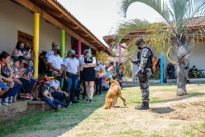 Crianças em tratamento contra o câncer recebem a visita dos cães da PM