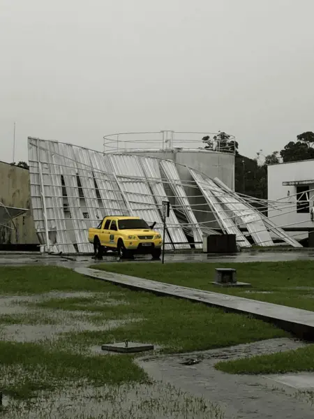 Temporal derruba hangar sobre avião e helicóptero, no aeroporto de Cruzeiro do Sul