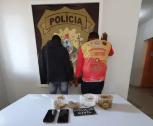 Motociclista e passageiro são presos com dois quilos de cocaína 2 Motociclista e passageiro são presos com dois quilos de cocaína