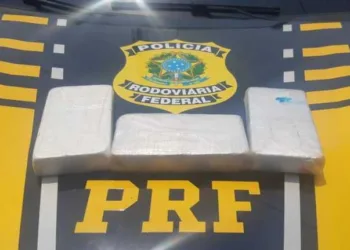 Mulher é presa em flagrante ao transportar mais de 3kg de cocaína em táxi