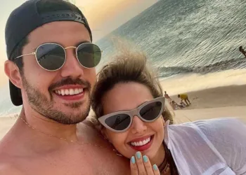Foi na paradisíaca Jericoacoara-CE, que o advogado Renato Barcelos Leite e Diana Frota ficaram noivos