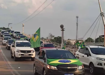 Centenas de manifestantes comparecem a ato a favor de Bolsonaro no Acre