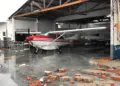 Temporal derruba hangar sobre avião e helicóptero, no aeroporto de Cruzeiro do Sul