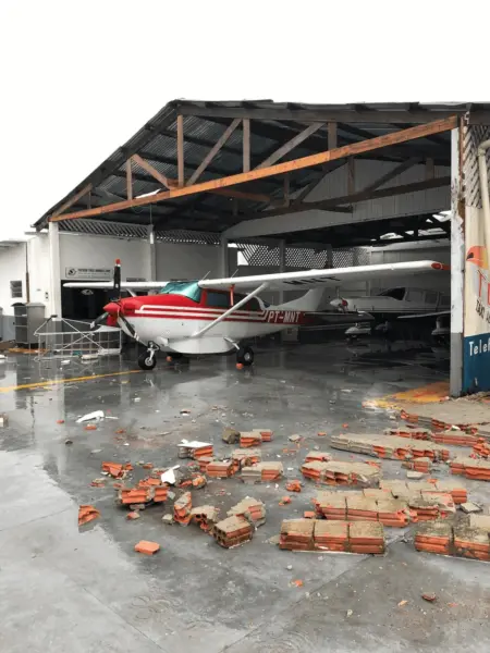 Temporal derruba hangar sobre avião e helicóptero, no aeroporto de Cruzeiro do Sul
