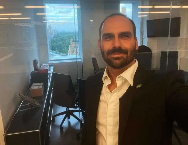 De licença e morando nos EUA, Eduardo recebeu salário de R$ 46 mil da Câmara em março