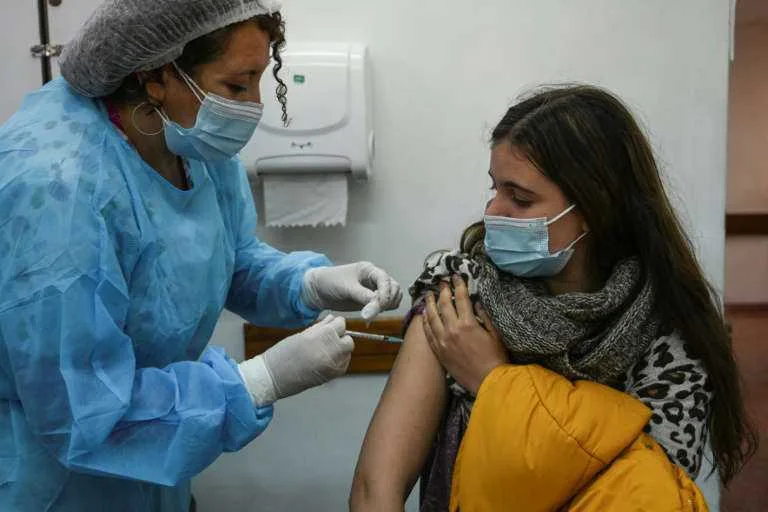 Segundo estudo, reforço da Pfizer aumentou em 20 vezes número de anticorpos em vacinados com Coronavac