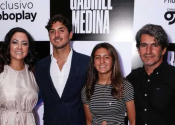 Gabriel Medina e a mãe, Simone Medina, encerram briga com acordo milionário